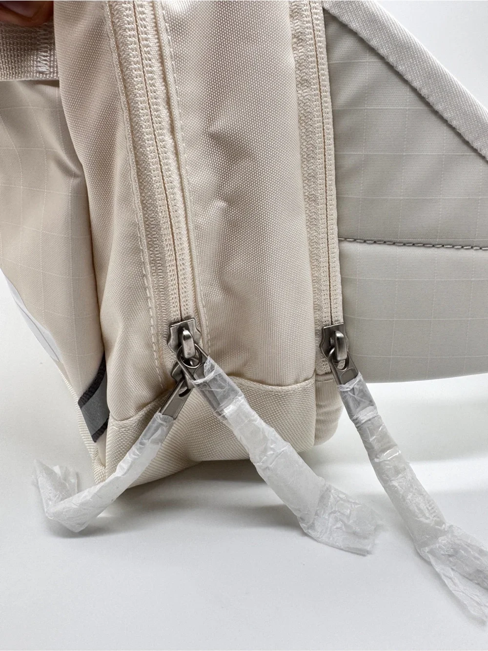 The North Face Base Camp Voyager Sling Bag 11L White Dune Cream Crossbody NWT